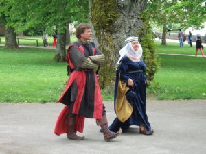 中世の衣装で歩く人々