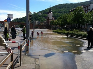 浸水した Altebrücke 下の道路